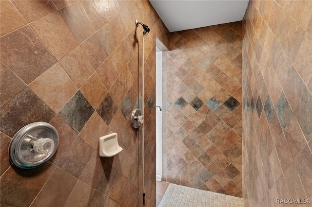 bathroom featuring tiled shower