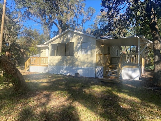 view of side of property featuring a yard