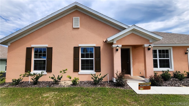 view of front of property featuring a front yard