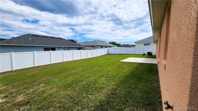 view of yard featuring a patio