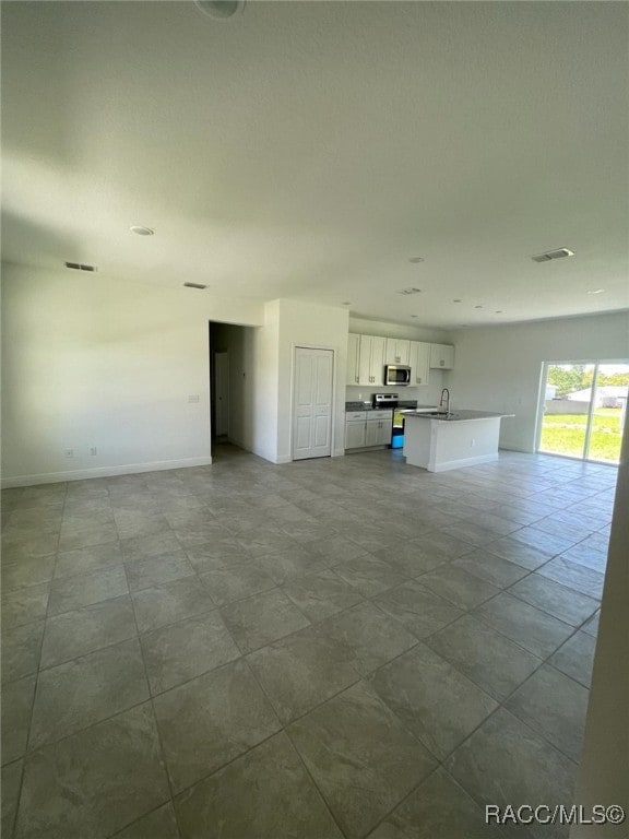 unfurnished room with sink