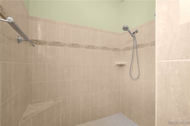 bathroom featuring tiled shower