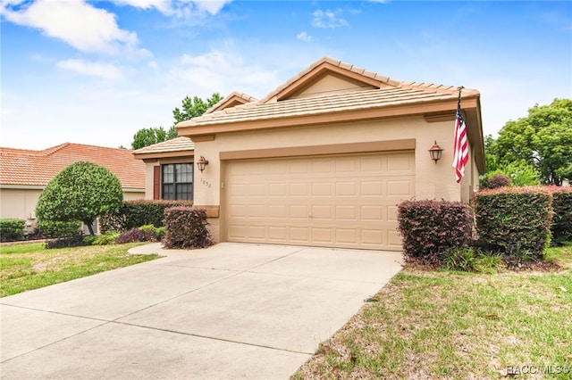 1052 W Diamond Shore Loop, Hernando, FL 34442 - ranch-style house featuring a tile roof, stucco siding, driveway, an attached garage, and a front lawn
