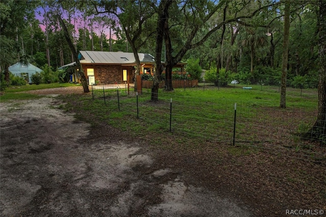 view of yard at dusk