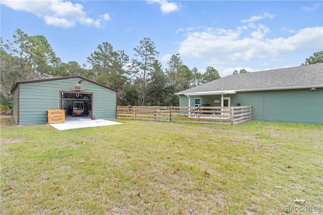 view of yard with an outdoor structure