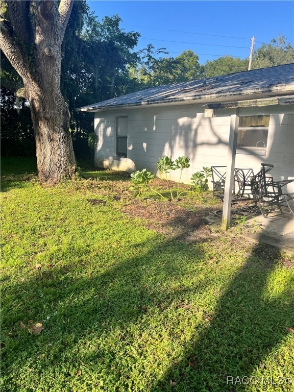 view of yard with a patio