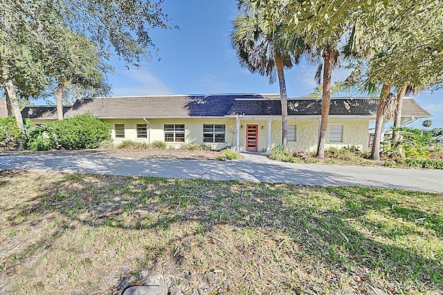 single story home featuring a front lawn