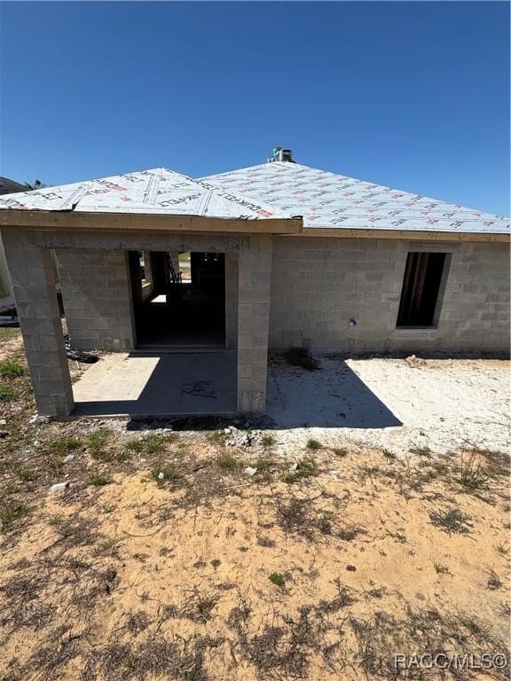 10494 S Drew Bryant Cir, Floral City, FL 34436 - back of property featuring concrete block siding