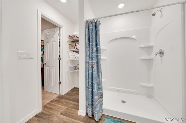 1435 W Adele Ct, Citrus Springs, FL 34434 - full bath with a shower with shower curtain, wood finished floors, and baseboards