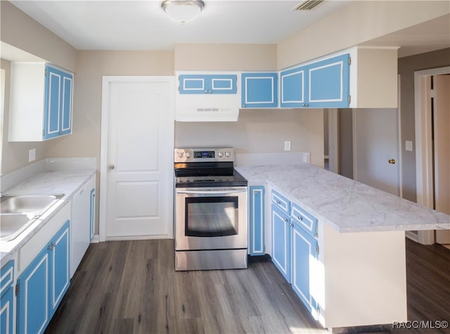 kitchen featuring stainless steel electric range, dark wood-type flooring, blue cabinetry, kitchen peninsula, and extractor fan