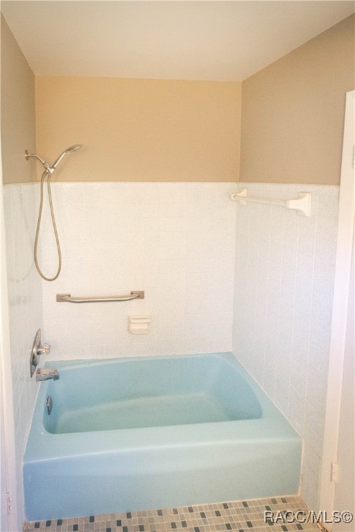 bathroom with bathtub / shower combination