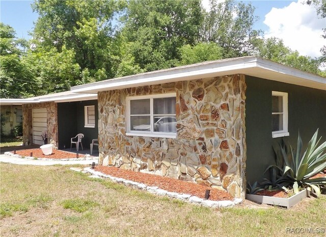 127 N Braemar Dr, Inverness, FL 34450 - view of side of property featuring stone siding