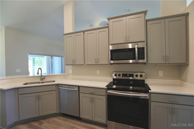 11609 SW 59th Ter, Ocala, FL 34476 - kitchen with stainless steel appliances, gray cabinets, a sink, a peninsula, and light countertops