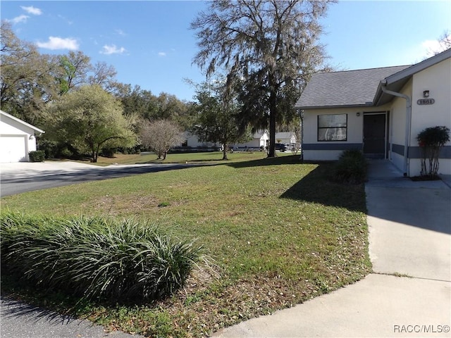 view of yard with driveway