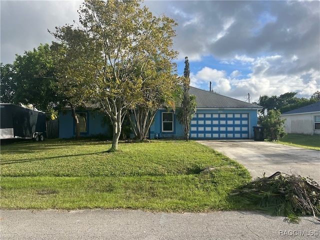 view of front facade with a garage and a front yard