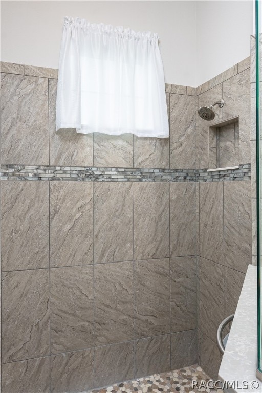 bathroom featuring a tile shower