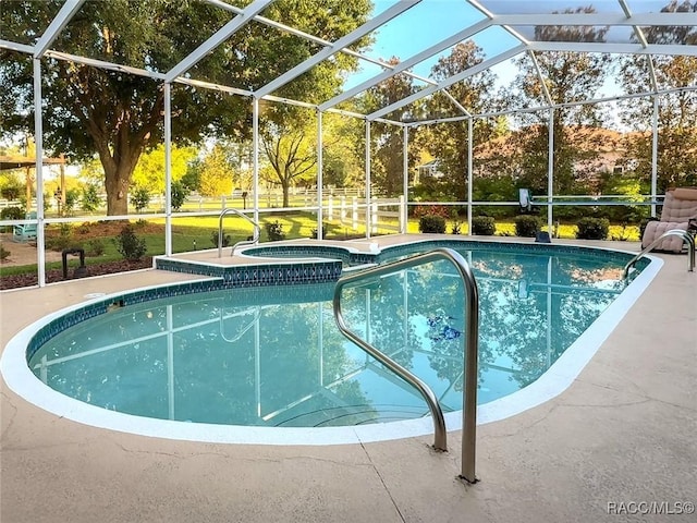 outdoor pool with an in ground hot tub and a lanai