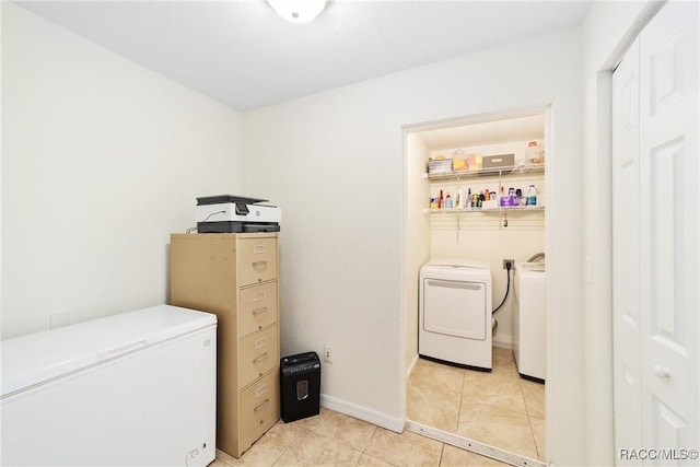 laundry room with light tile patterned floors and independent washer and dryer