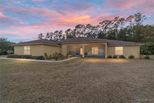 view of front of property featuring a lawn