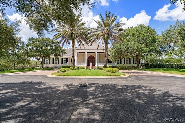 view of front facade with a front yard