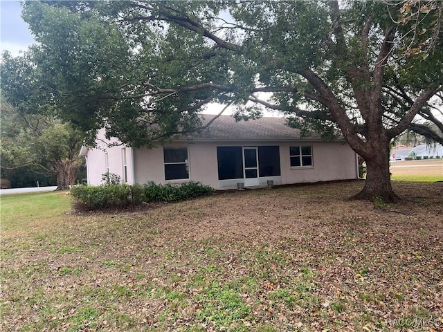 view of front of house with a front lawn