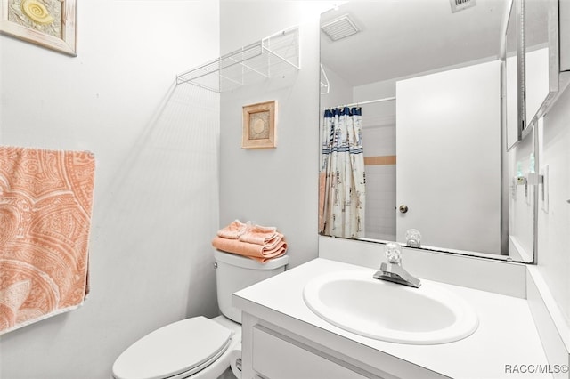 bathroom featuring a shower with curtain, vanity, and toilet