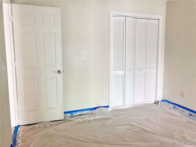 unfurnished bedroom featuring a closet