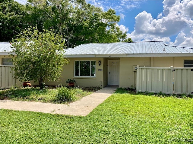 view of front of house featuring a front yard