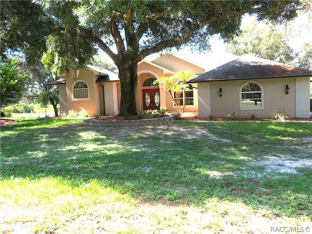 view of front of house featuring a front lawn