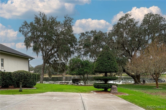 view of yard featuring a water view