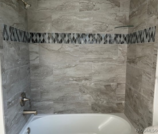 bathroom featuring tiled shower / bath combo