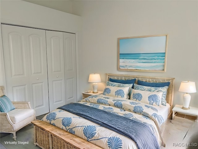 bedroom featuring carpet flooring and a closet