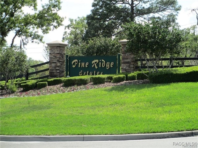 community sign with a yard