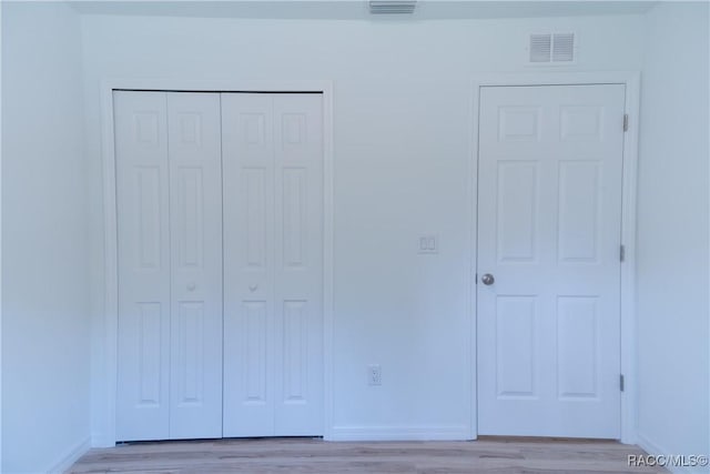 97 W Camino Ln, Citrus Springs, FL 34434 - unfurnished bedroom featuring baseboards, a closet, light wood-style flooring, and visible vents