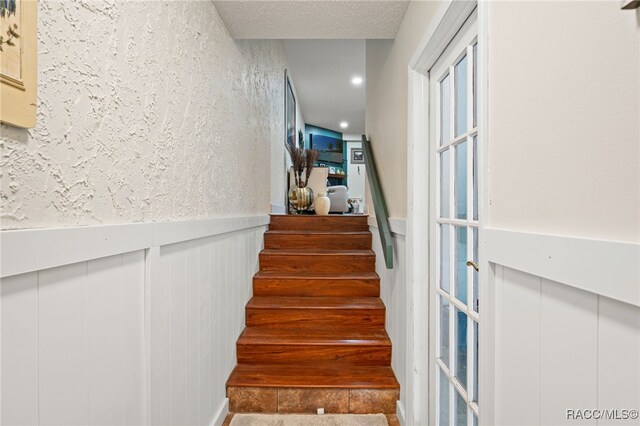 5155 S Gray Pelican Way, Homosassa, FL 34448 - stairway featuring recessed lighting
