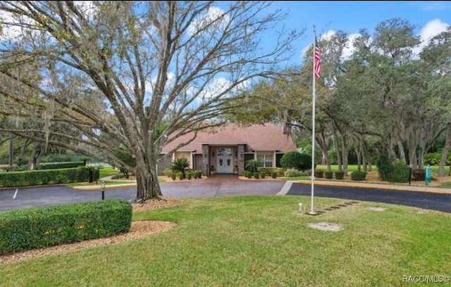 single story home with a front lawn