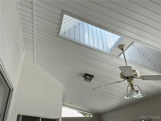 room details featuring a skylight