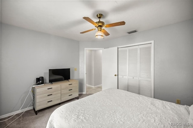 bedroom featuring carpet, ceiling fan, and a closet