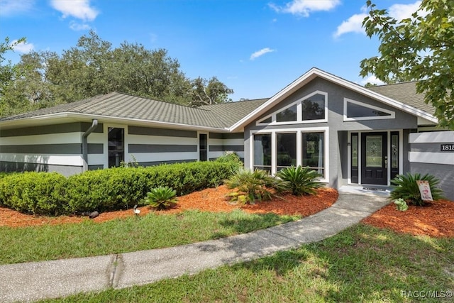 view of front of house featuring a front yard