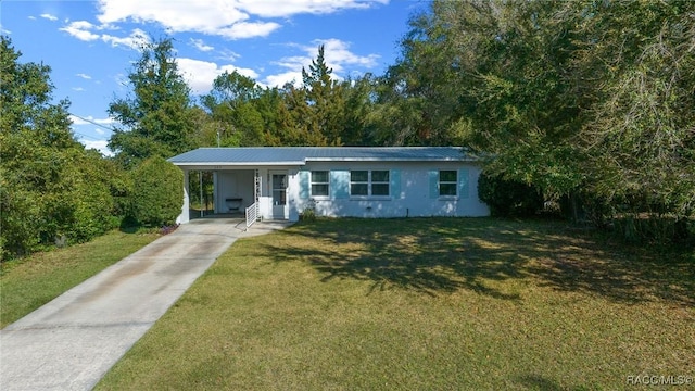 view of front facade with a front yard