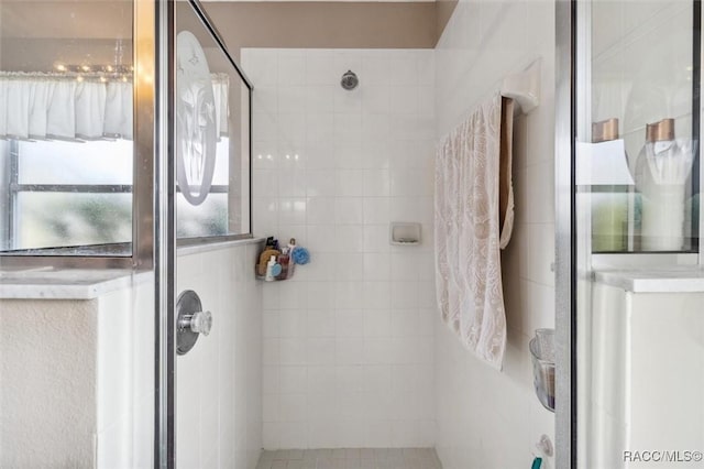 bathroom featuring a tile shower