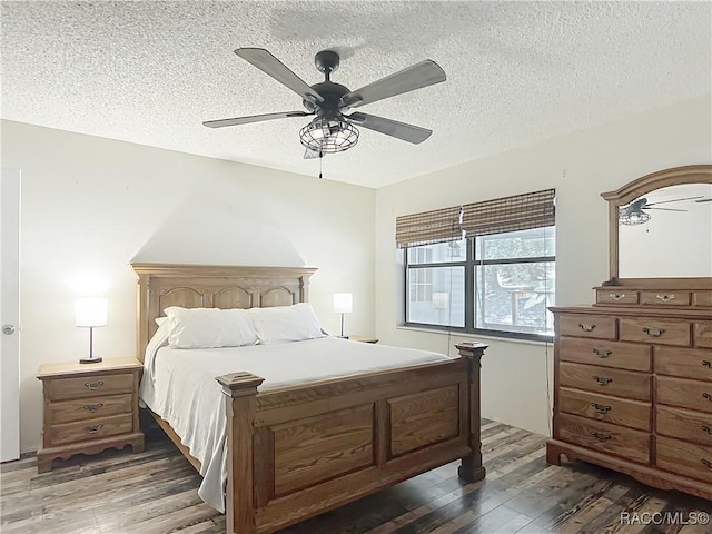 2582 W Fairway Loop, Citrus Springs, FL 34434 - bedroom featuring wood finished floors, a textured ceiling, and ceiling fan
