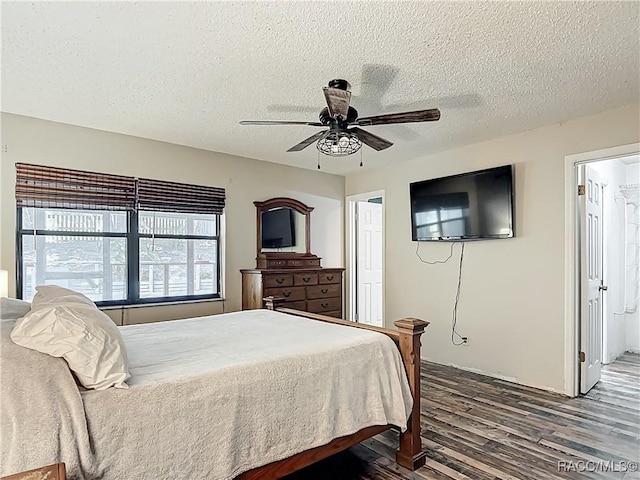 2582 W Fairway Loop, Citrus Springs, FL 34434 - bedroom with wood finished floors, a textured ceiling, and ceiling fan