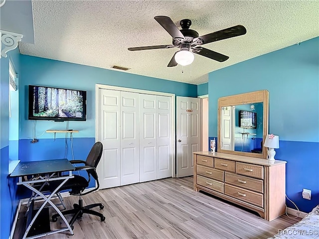 2582 W Fairway Loop, Citrus Springs, FL 34434 - office area featuring light wood-type flooring, a ceiling fan, and a textured ceiling