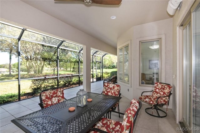 sunroom with ceiling fan