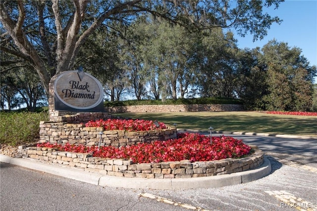 community sign with a lawn