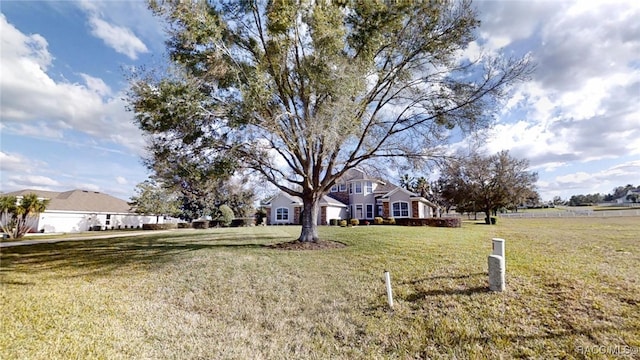 view of front of home featuring a front yard