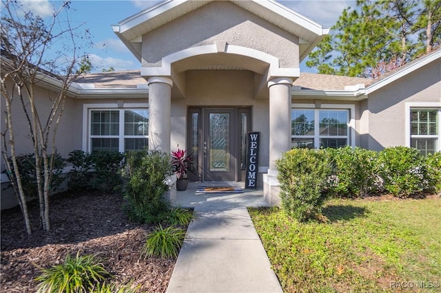 property entrance featuring a yard