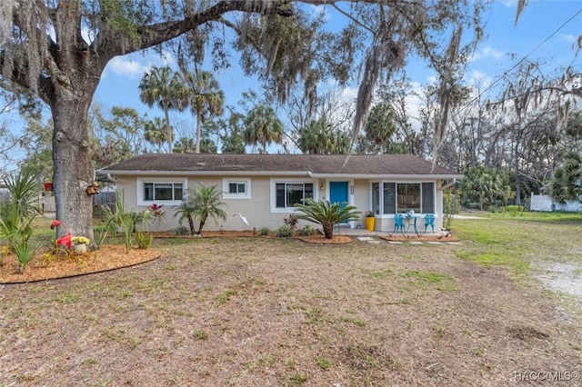 view of front of property featuring a front yard