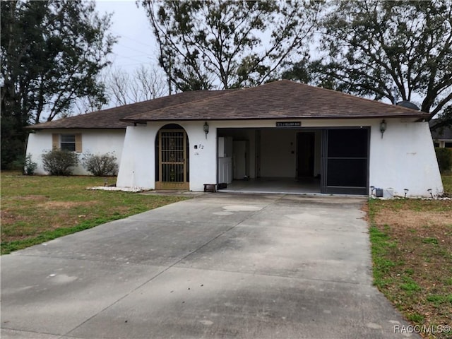 single story home with a front yard